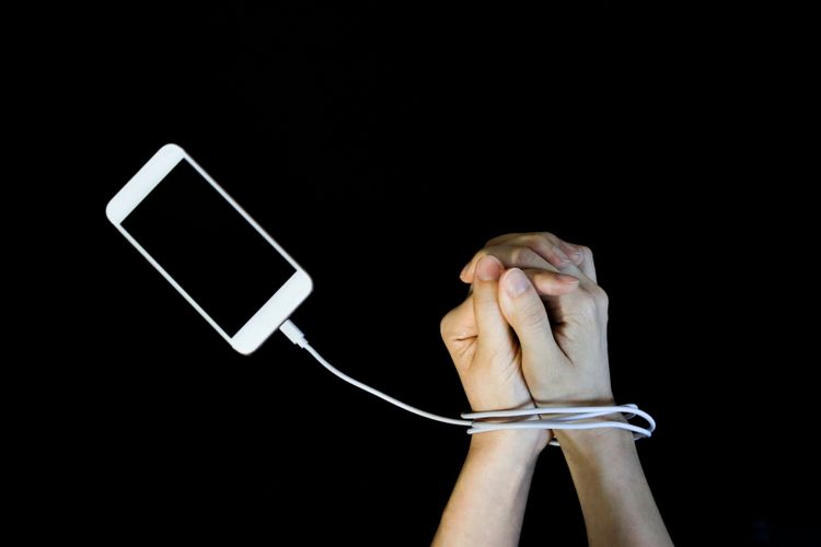 Bolehkah Orangtua Membuka Gadget Anak?