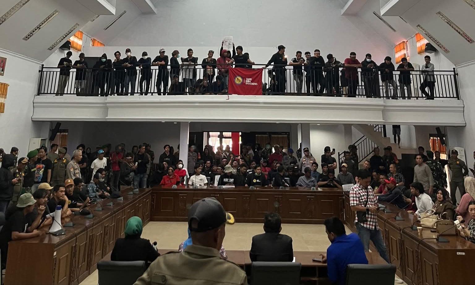Bupati yang Disandera, Buruh yang Dikhianati